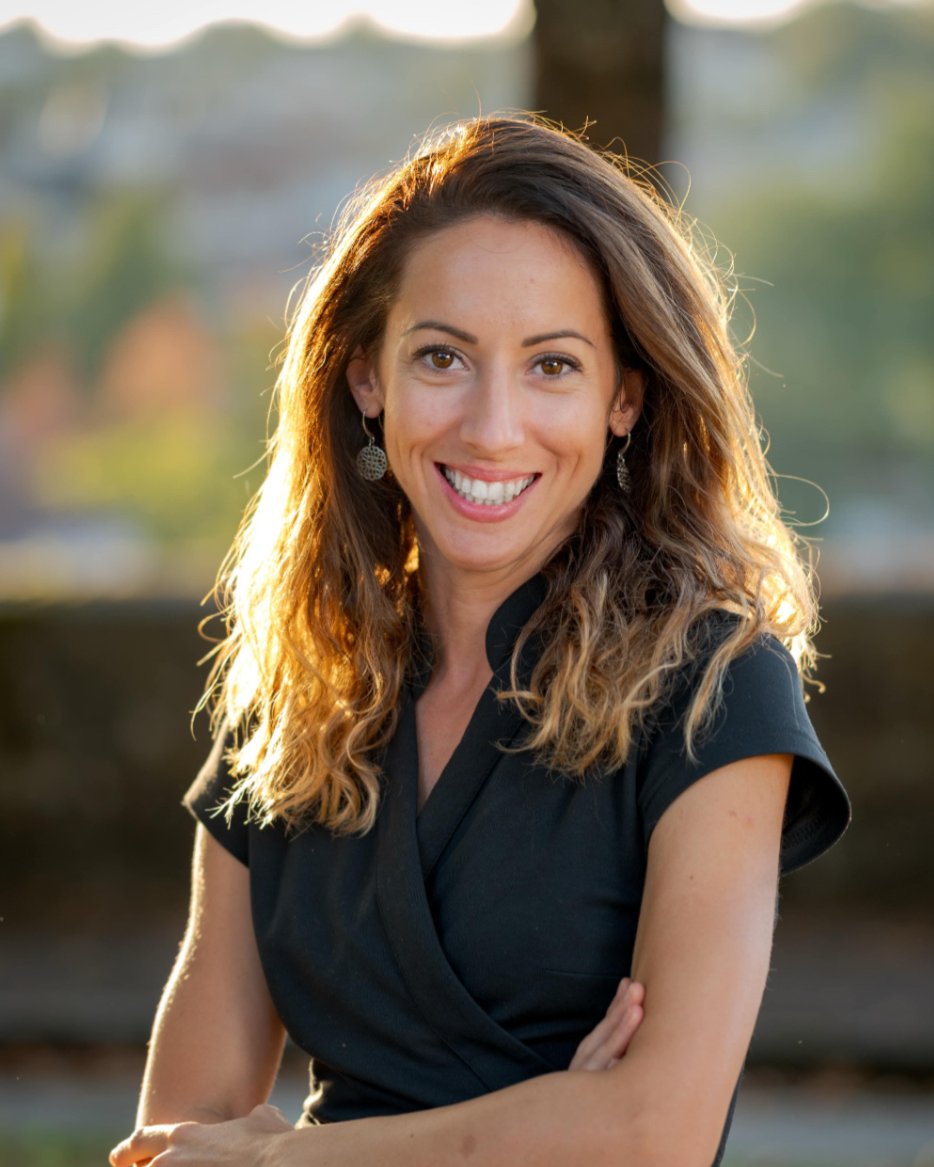 Femme entrepreneure en tailleur, attitude stratégique